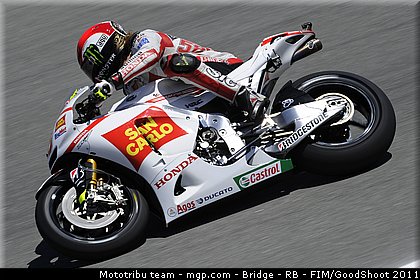 motogp_simoncelli_015_usa_laguna_seca_2011.jpg