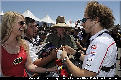 motogp_simoncelli_022_usa_laguna_seca_2011.jpg