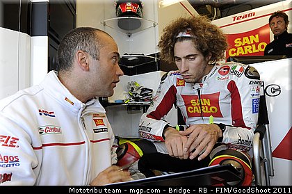 motogp_simoncelli_026_usa_laguna_seca_2011.jpg