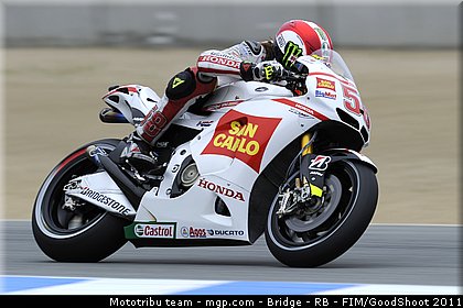 motogp_simoncelli_030_usa_laguna_seca_2011.jpg