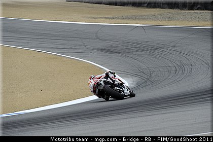 motogp_simoncelli_035_usa_laguna_seca_2011.jpg