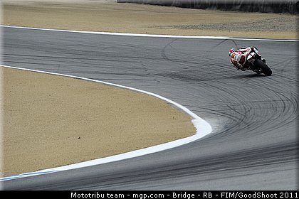 motogp_simoncelli_040_usa_laguna_seca_2011.jpg