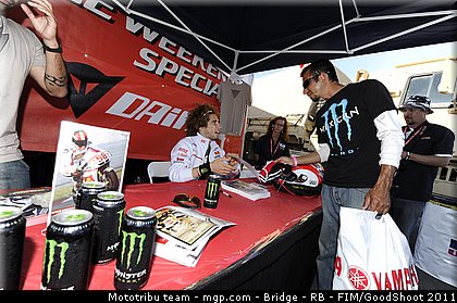 motogp_simoncelli_043_usa_laguna_seca_2011.jpg
