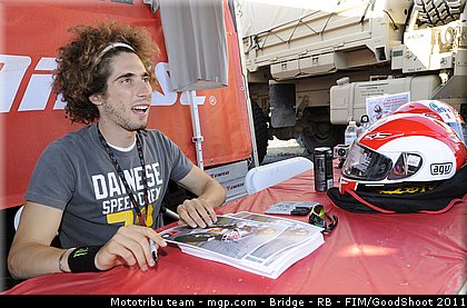 motogp_simoncelli_044_usa_laguna_seca_2011.jpg