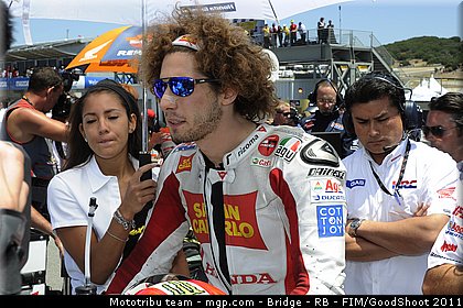 motogp_simoncelli_057_usa_laguna_seca_2011.jpg