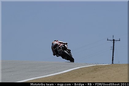 motogp_simoncelli_059_usa_laguna_seca_2011.jpg