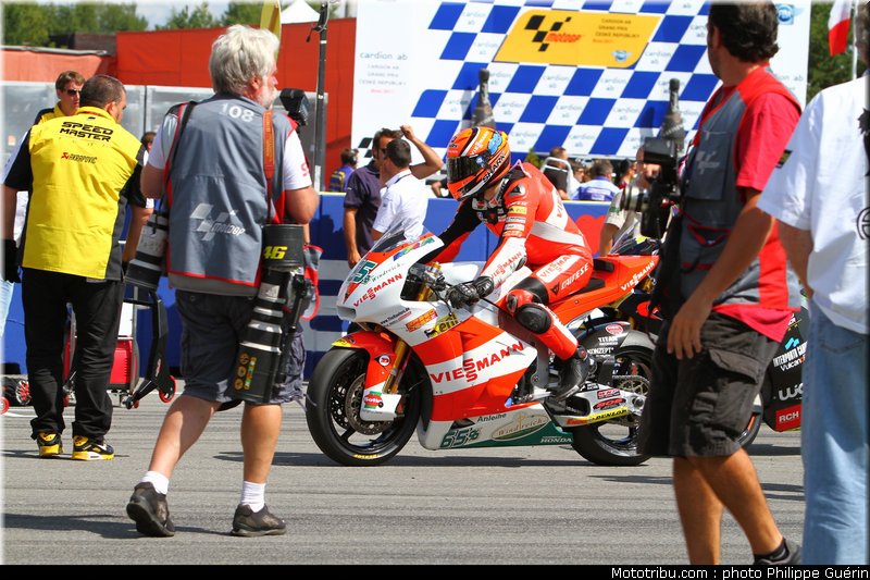 moto2_bradl_001_republique_tcheque_brno_2011