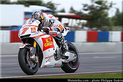 motogp_aoyama_006_republique_tcheque_brno_2011.JPG
