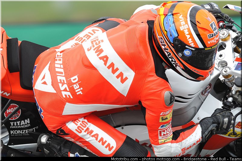 moto2_bradl_003_republique_tcheque_brno_2011