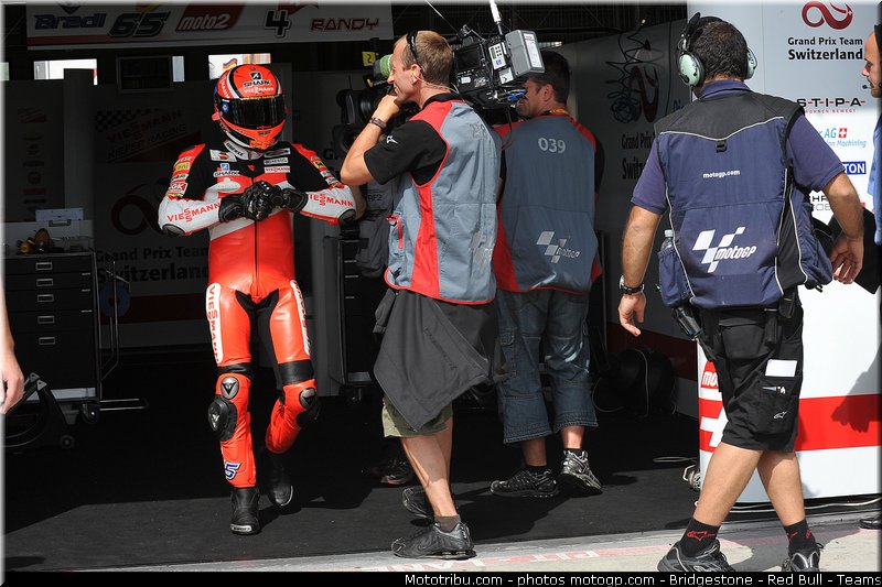 moto2_bradl_006_republique_tcheque_brno_2011