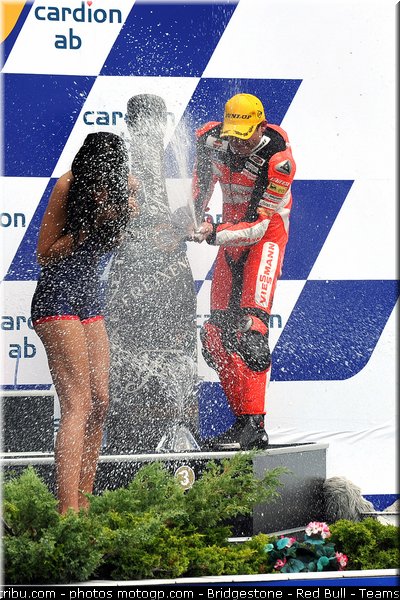 moto2_bradl_020_republique_tcheque_brno_2011