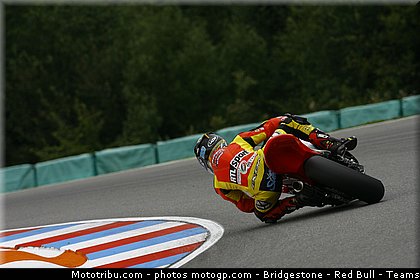 moto2_simeon_004_republique_tcheque_brno_2011.jpg