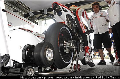 motogp_aoyama_007_republique_tcheque_brno_2011.jpg