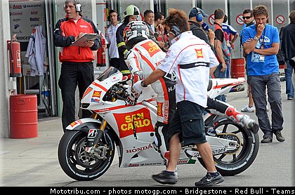 motogp_aoyama_010_republique_tcheque_brno_2011.jpg