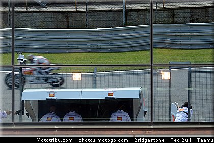 motogp_aoyama_013_republique_tcheque_brno_2011.jpg