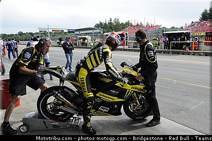 motogp_edwards_003_republique_tcheque_brno_2011.jpg