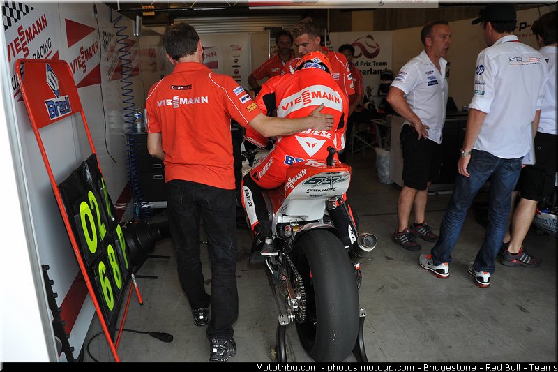 moto2_bradl_001_indianapolis_2011