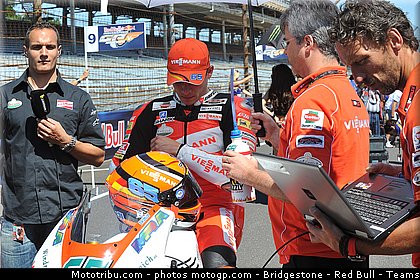 moto2_bradl_017_indianapolis_2011.jpg