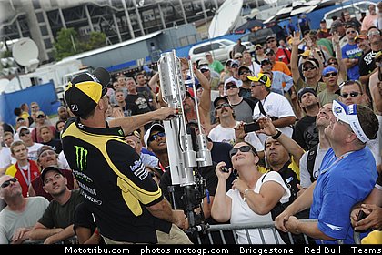 motogp_edwards_024_indianapolis_2011.jpg