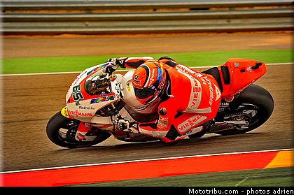 moto2_bradl_007_espagne_aragon_2011.jpg