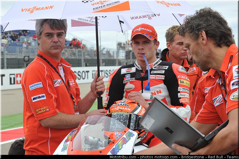 moto2_bradl_026_espagne_aragon_2011