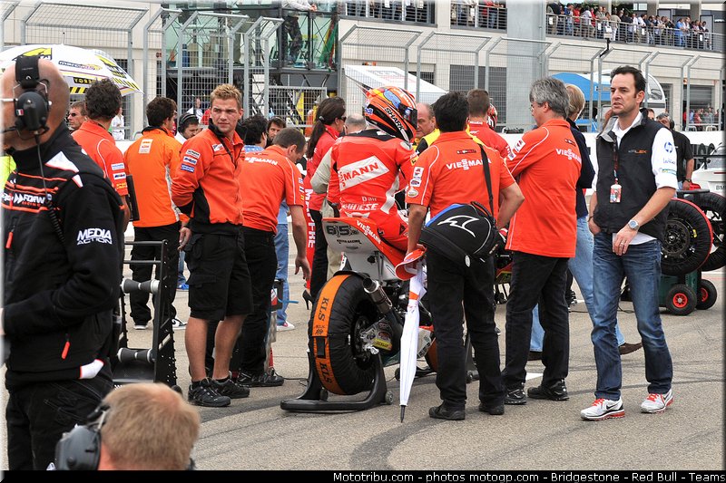 moto2_bradl_027_espagne_aragon_2011