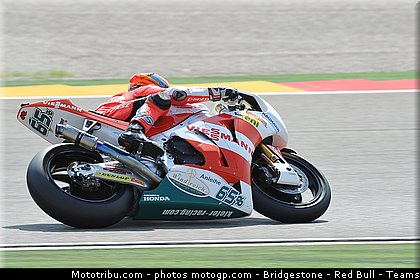 moto2_bradl_011_espagne_aragon_2011.jpg