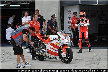 moto2_bradl_013_espagne_aragon_2011.jpg