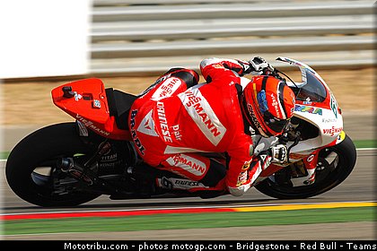 moto2_bradl_021_espagne_aragon_2011.jpg