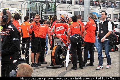 moto2_bradl_027_espagne_aragon_2011.jpg