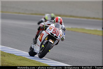 motogp_simoncelli_062_japon_motegi_2011.jpg
