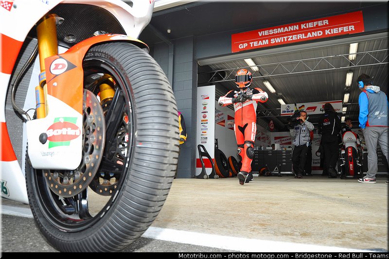 moto2_bradl_012_australie_philip_island_2011