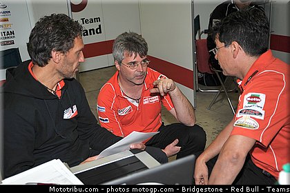 moto2_bradl_001_australie_philip_island_2011.jpg