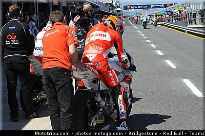moto2_bradl_003_australie_philip_island_2011.jpg