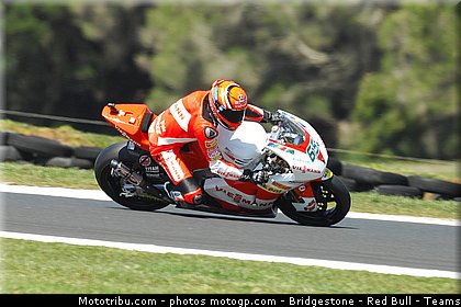moto2_bradl_017_australie_philip_island_2011.jpg