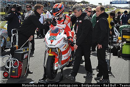 moto2_bradl_024_australie_philip_island_2011.jpg
