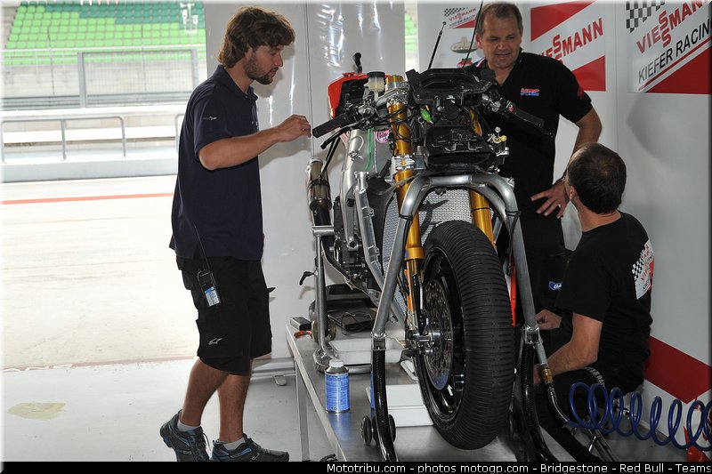 moto2_bradl_001_malaisie_sepang_2011