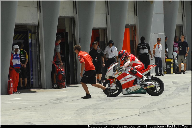 moto2_bradl_004_malaisie_sepang_2011