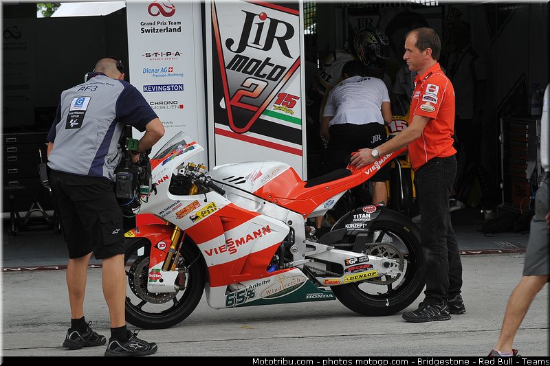 moto2_bradl_005_malaisie_sepang_2011