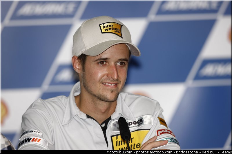 moto2_luthi_2_malaisie_sepang_2011