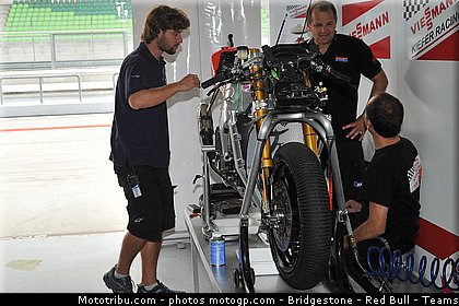 moto2_bradl_001_malaisie_sepang_2011.jpg