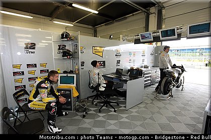 moto2_luthi_0004_angleterre_silverstone_2012.jpg