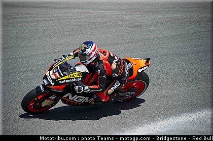 edwards_002_motogp_2012_usa_laguna_seca.jpg