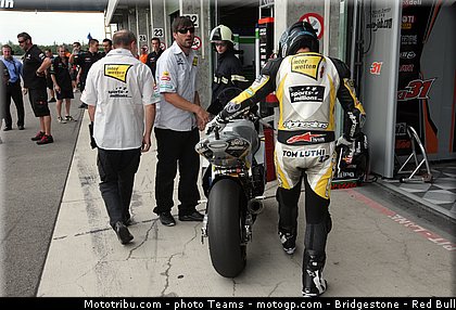 moto2_luthi_0001_republique_tcheque_brno_2012_mototribu.jpg