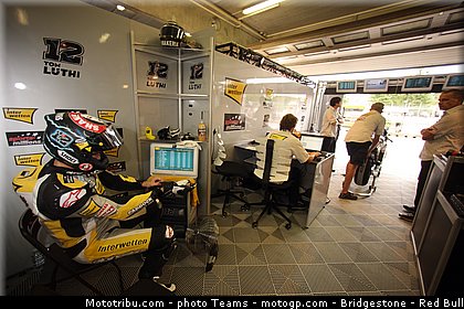 moto2_luthi_0008_republique_tcheque_brno_2012_mototribu.jpg