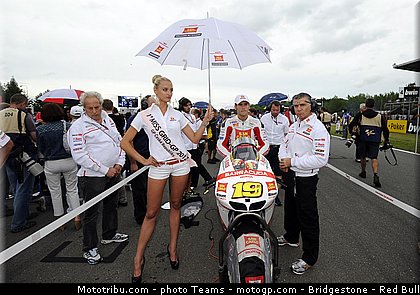 motogp_pitbabe_0013_republique_tcheque_brno_2012_mototribu.jpg