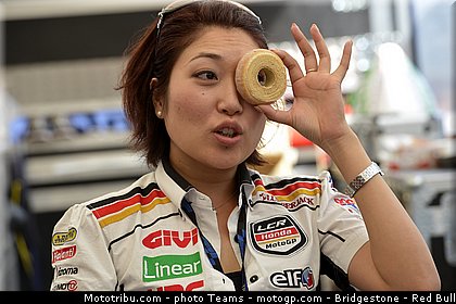 motogp_pitbabe_0001_japon_motegi_2012.jpg