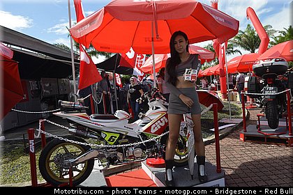 motogp_pitbabe_0005_malaisie_sepang_2012.jpg