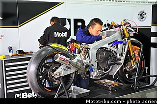 pitlane_001_valencia_2012.jpg