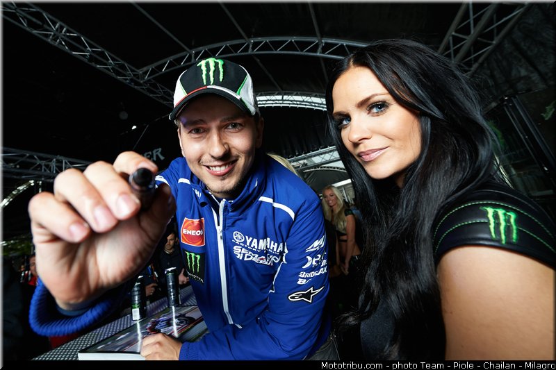 monster_girl_motogp_2013_france_le_mans_083